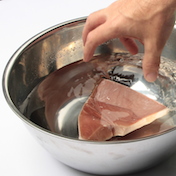 Tuna piece in warm water - How to defrost your tuna